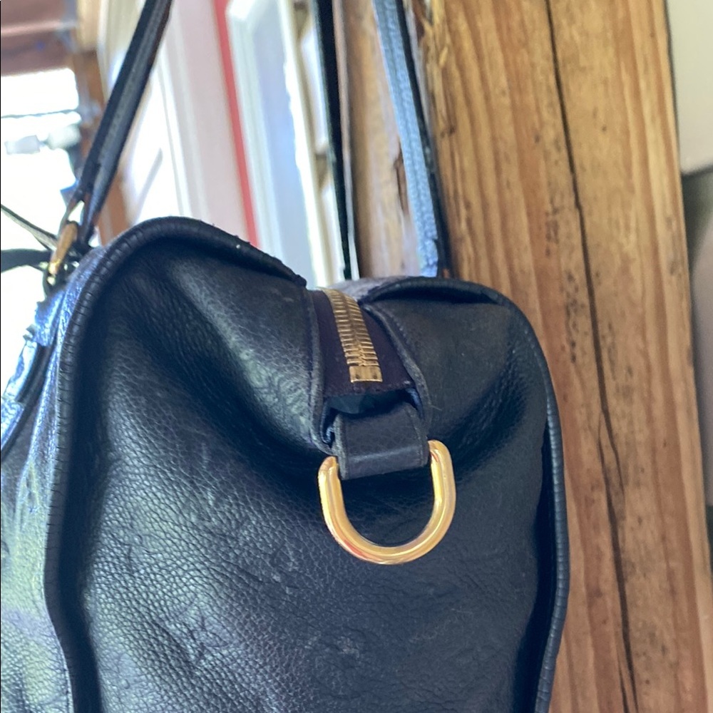 Louis Vuitton Black and Gold Shoulder Bag with Structured Elegance - Picture 7 of 17